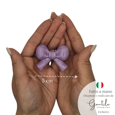 Fiocchetto Viola Glicine in Ceramica con Calamita (5cm)