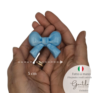 Fiocchetto Celeste in Ceramica con Calamita (5cm)