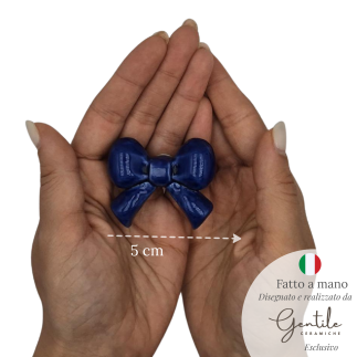 Fiocchetto Blu Notte in Ceramica con Calamita (5cm)