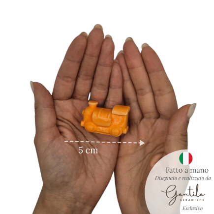 Trenino Arancione Brillante in Ceramica con Calamita (4,5cm)