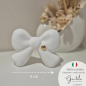 Fiocco bianco con dettaglio oro in ceramica – Linea Baby Soft (8cm)